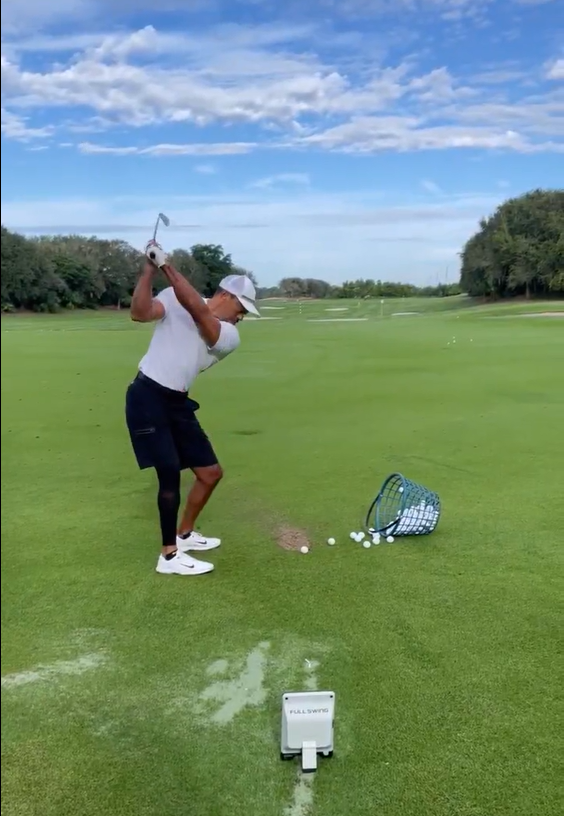 女警察脱了内裤掀起裙子被打屁股