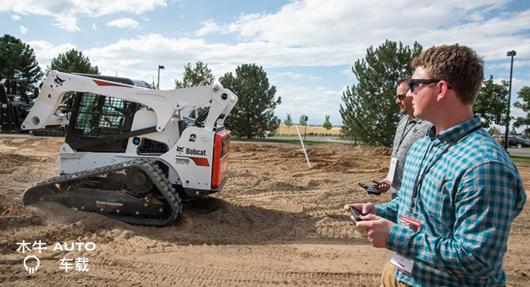 女警察脱了内裤掀起裙子被打屁股
