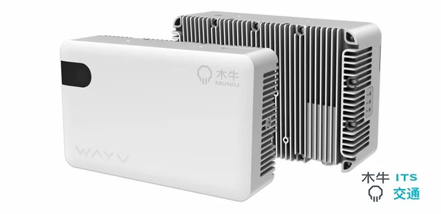 女警察脱了内裤掀起裙子被打屁股