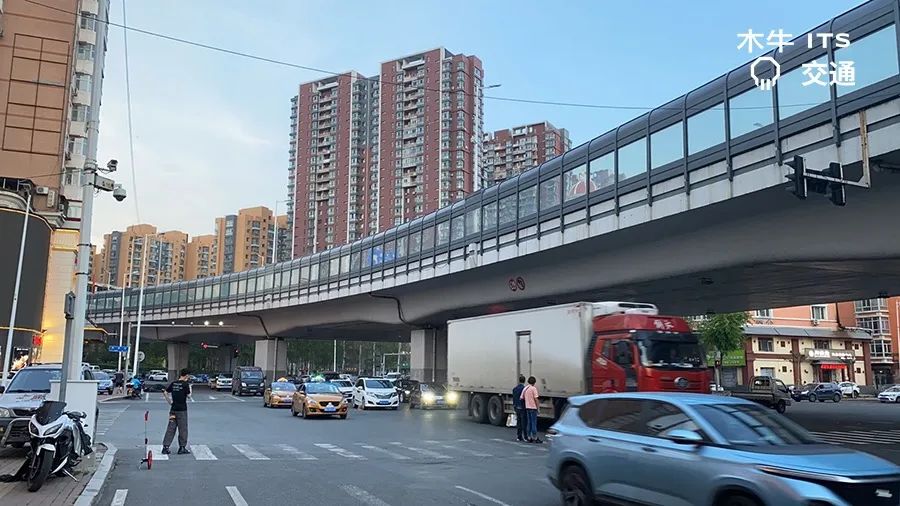 女警察脱了内裤掀起裙子被打屁股