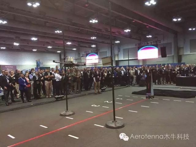 女警察脱了内裤掀起裙子被打屁股