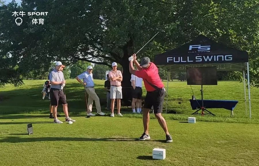 女警察脱了内裤掀起裙子被打屁股