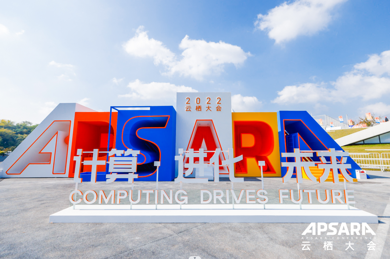 女警察脱了内裤掀起裙子被打屁股