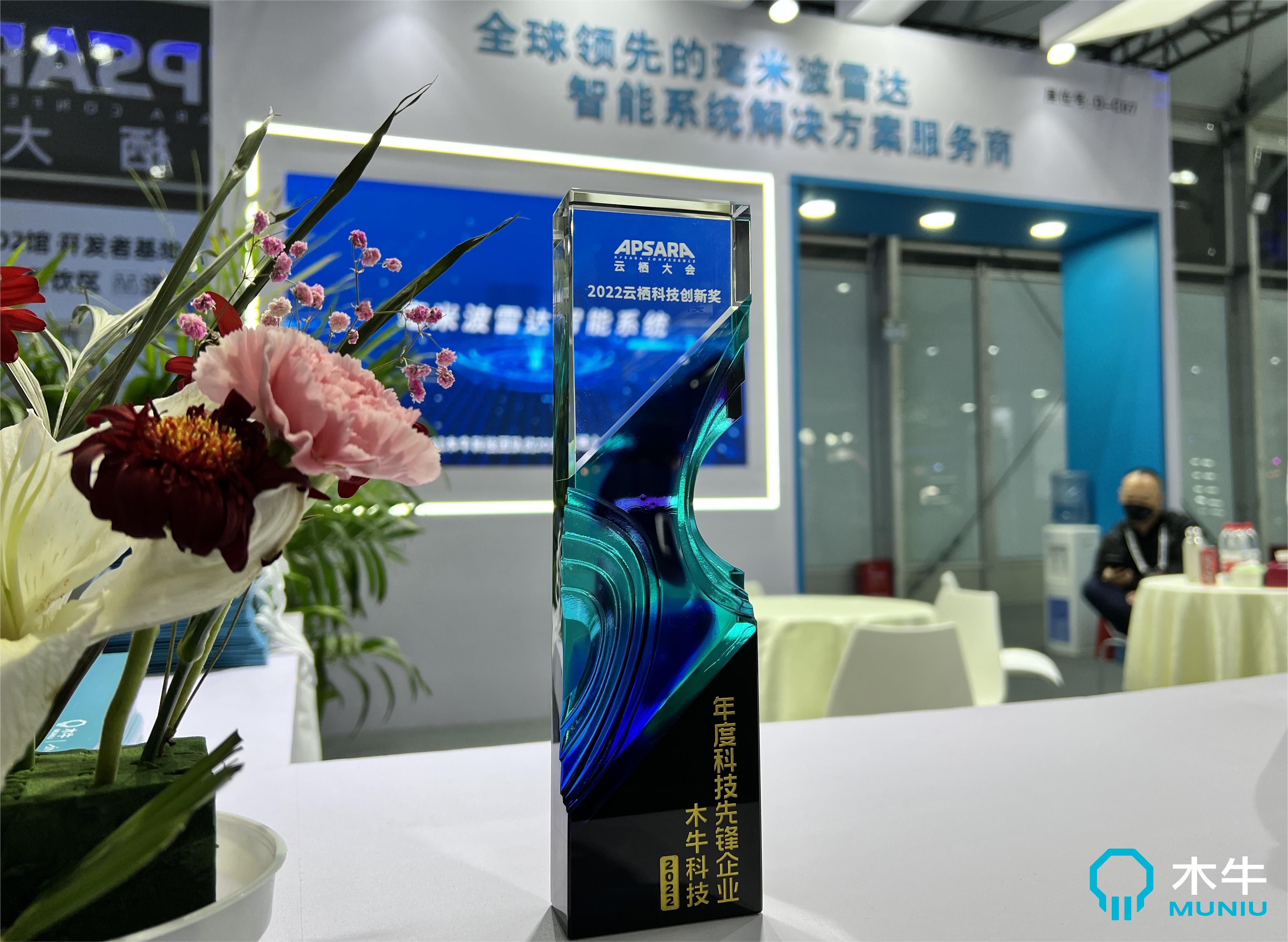 女警察脱了内裤掀起裙子被打屁股