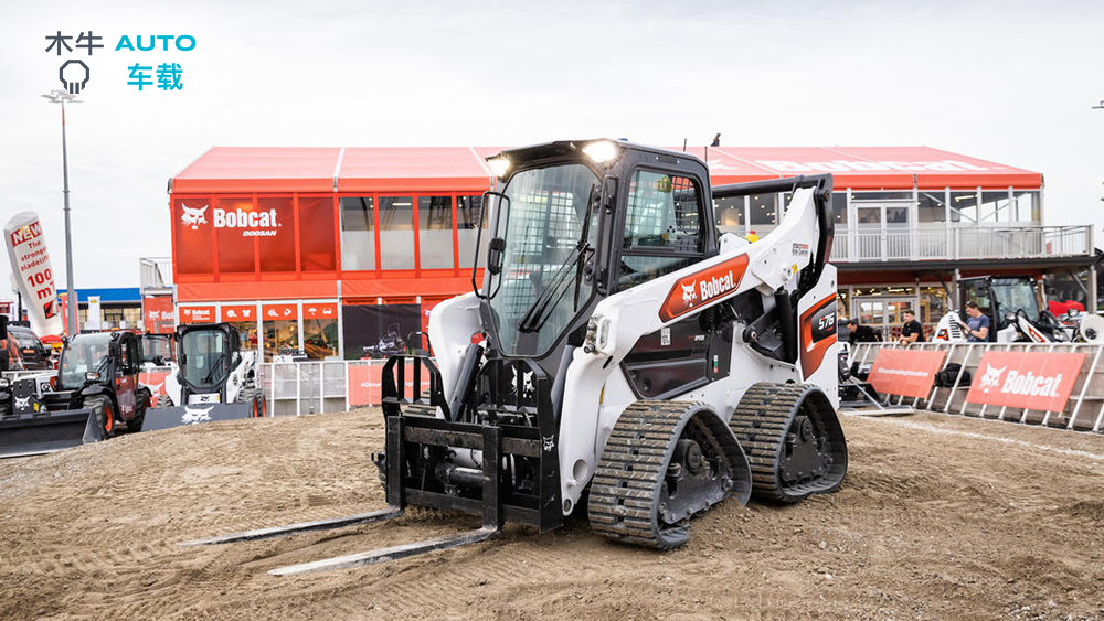 女警察脱了内裤掀起裙子被打屁股