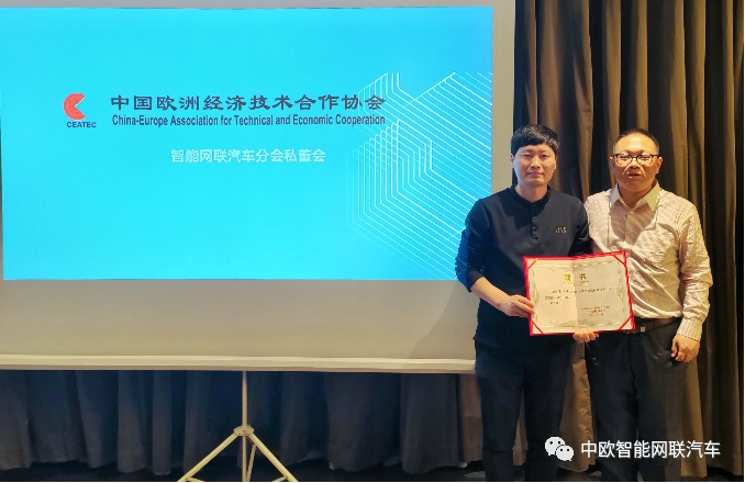 女警察脱了内裤掀起裙子被打屁股