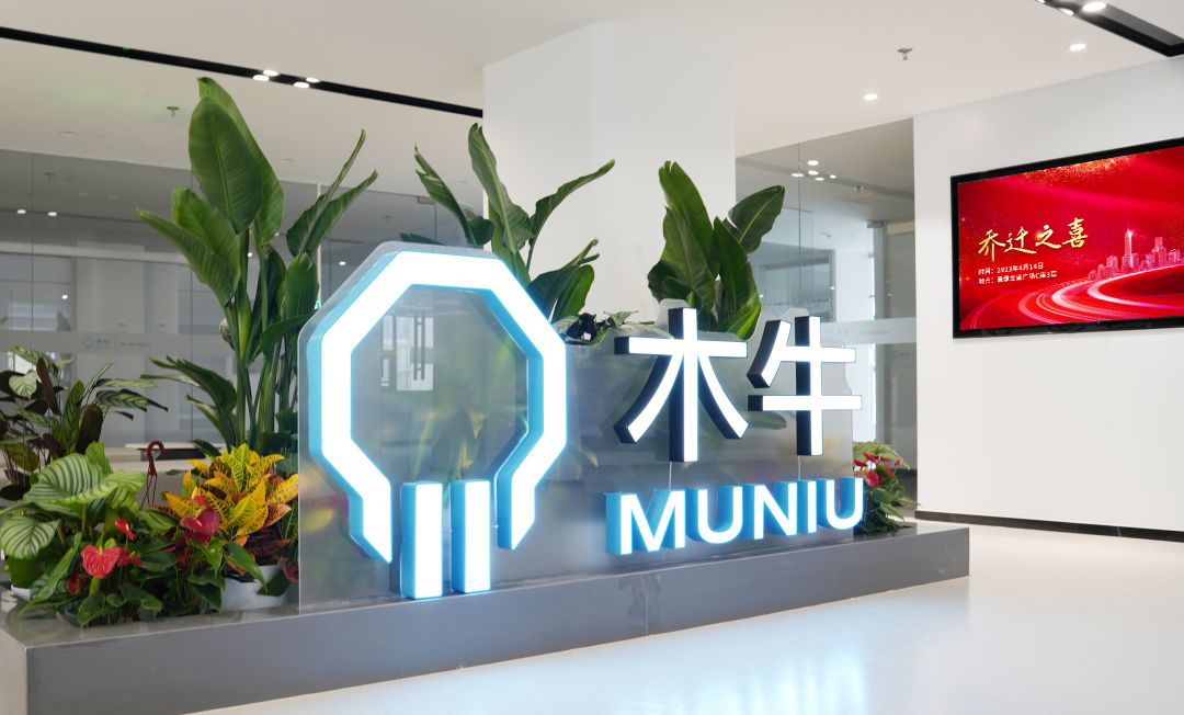 女警察脱了内裤掀起裙子被打屁股