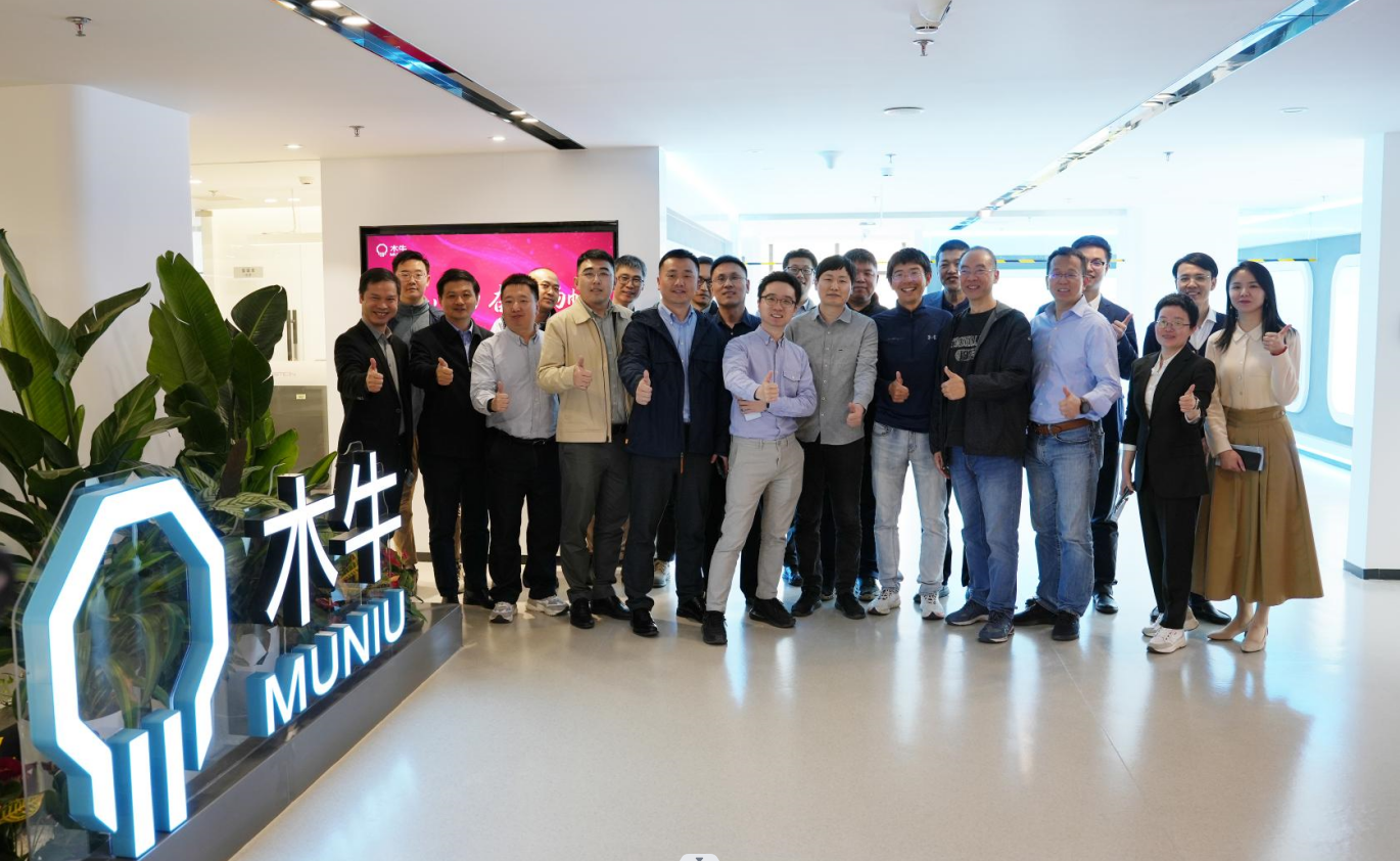 女警察脱了内裤掀起裙子被打屁股