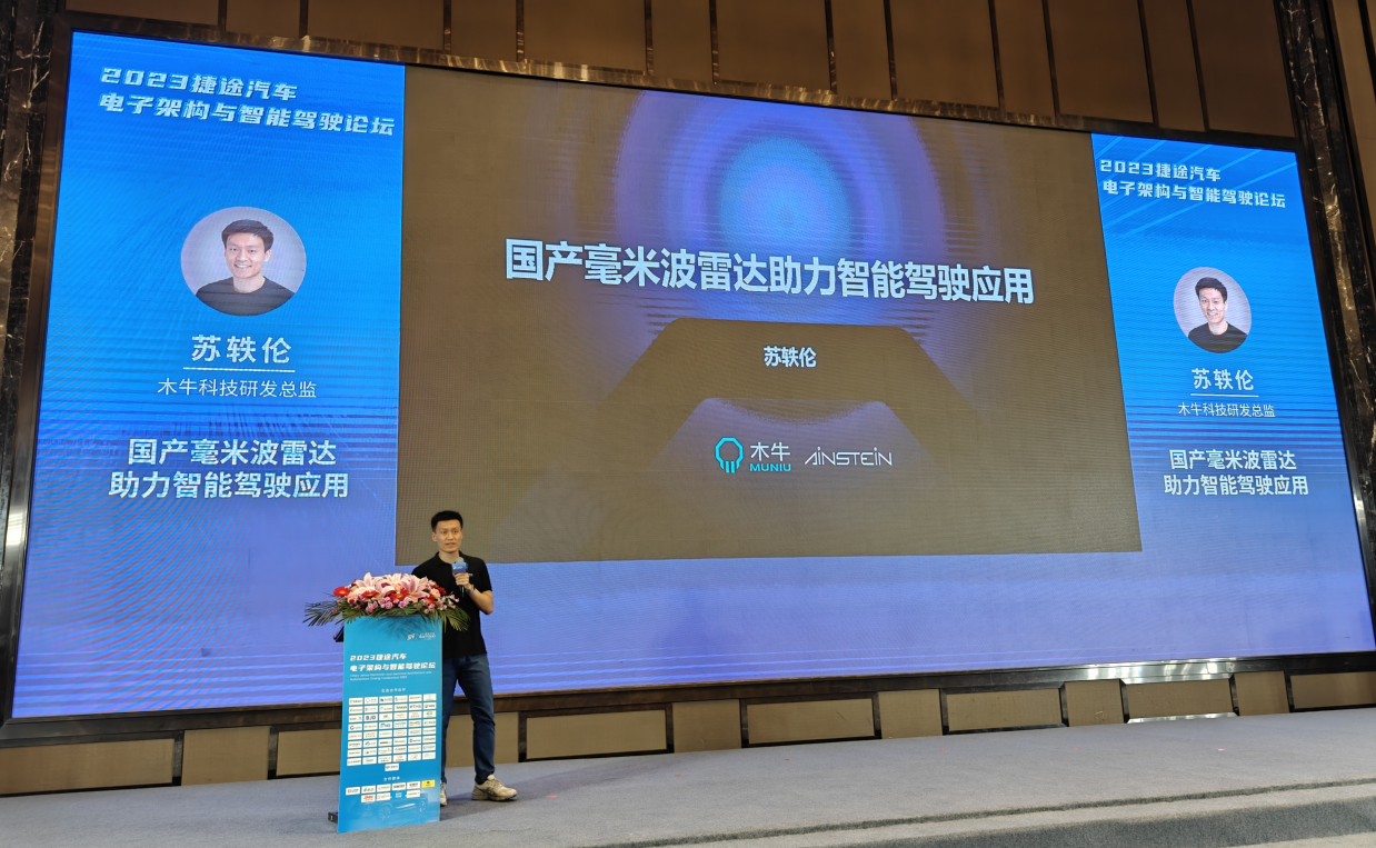 女警察脱了内裤掀起裙子被打屁股