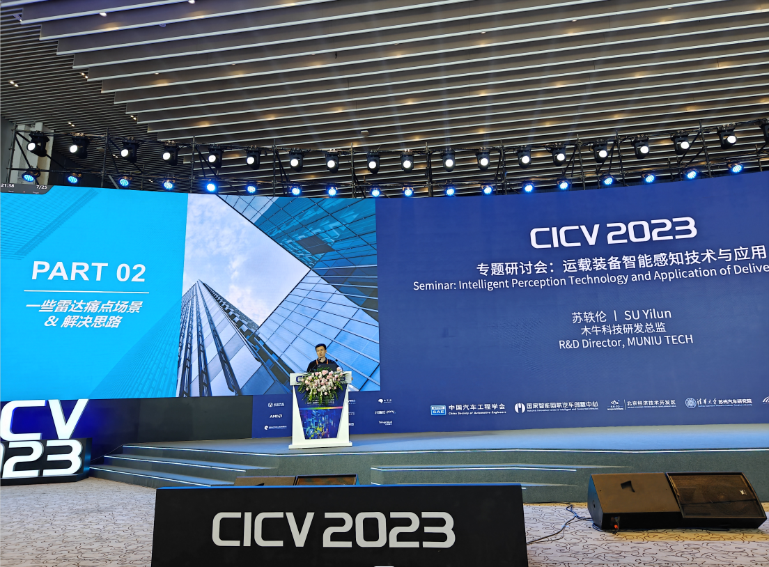 女警察脱了内裤掀起裙子被打屁股