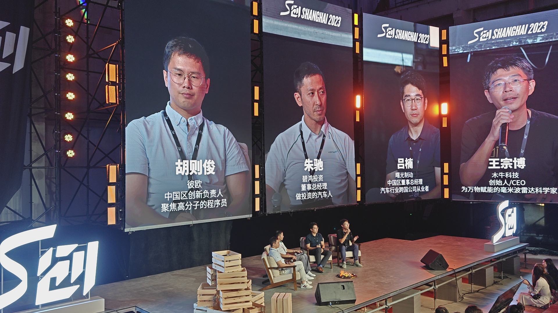 女警察脱了内裤掀起裙子被打屁股