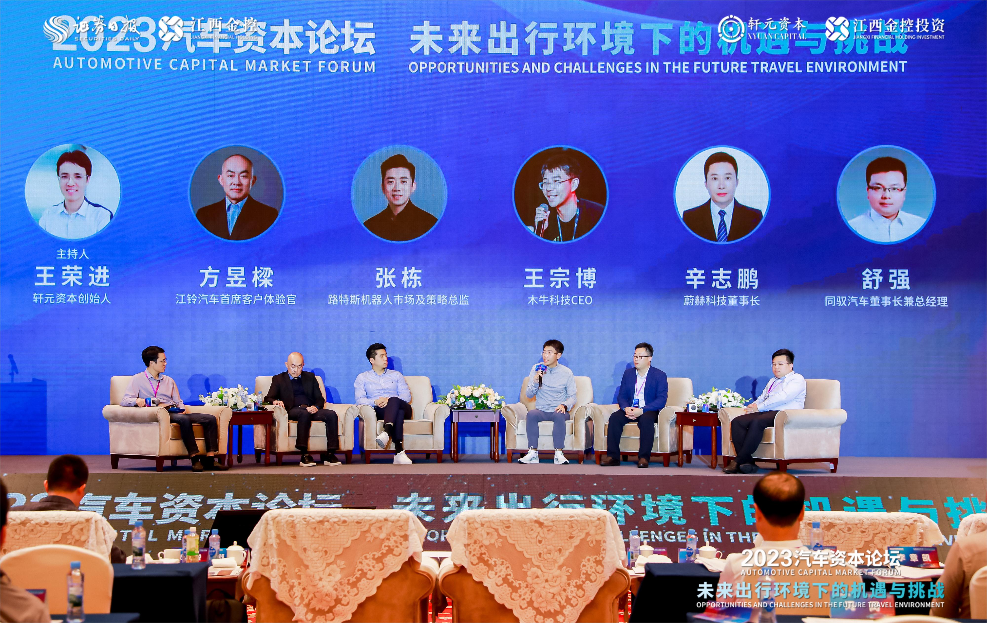 女警察脱了内裤掀起裙子被打屁股