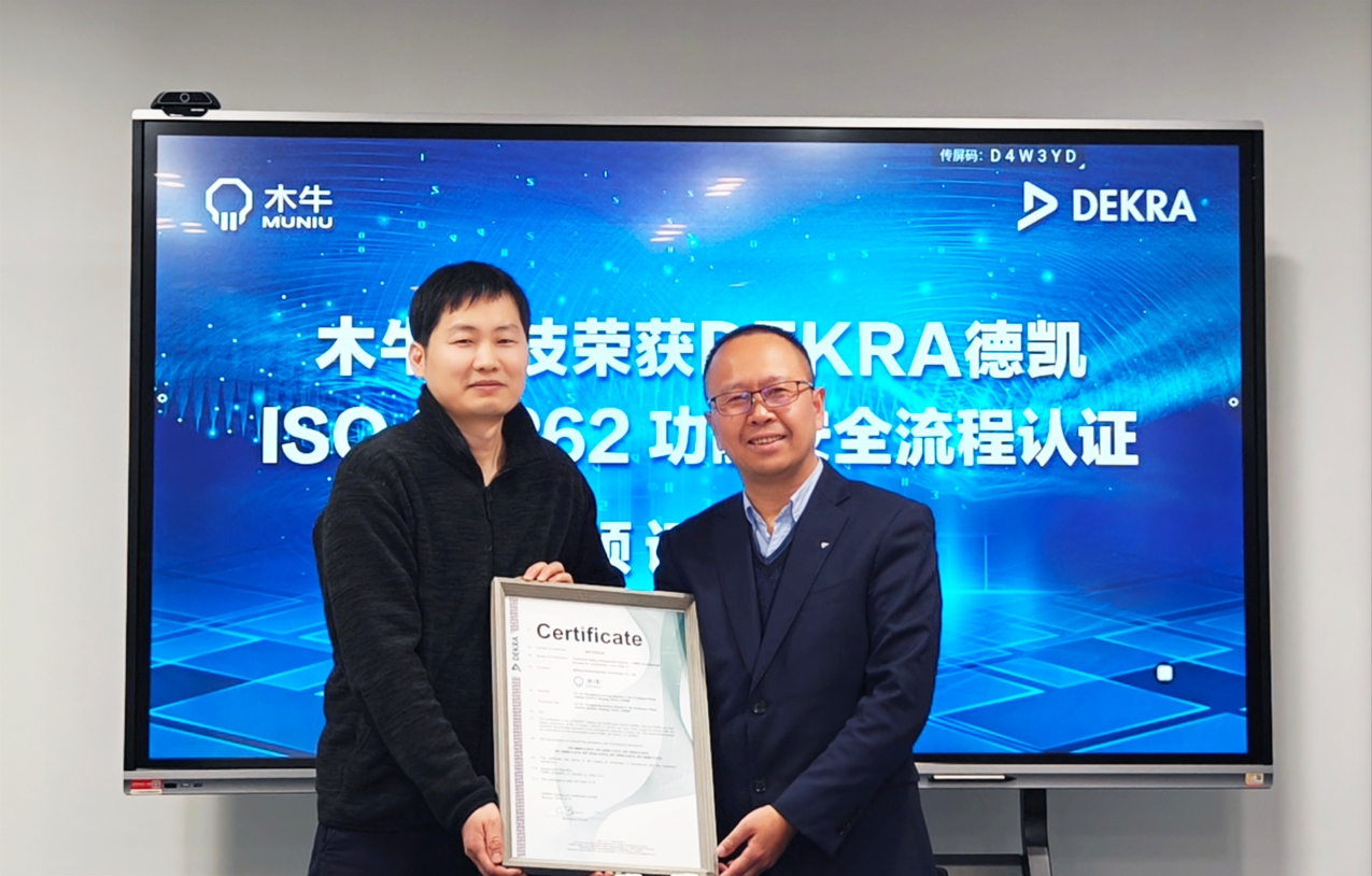 女警察脱了内裤掀起裙子被打屁股