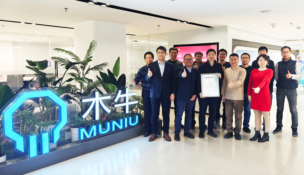 女警察脱了内裤掀起裙子被打屁股