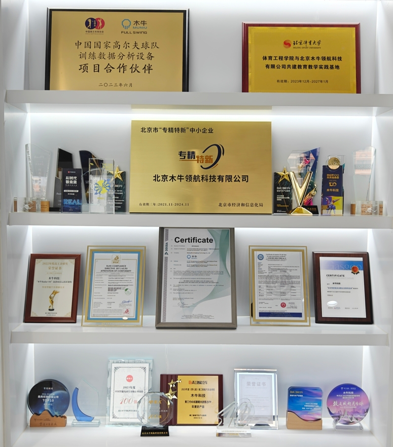 女警察脱了内裤掀起裙子被打屁股