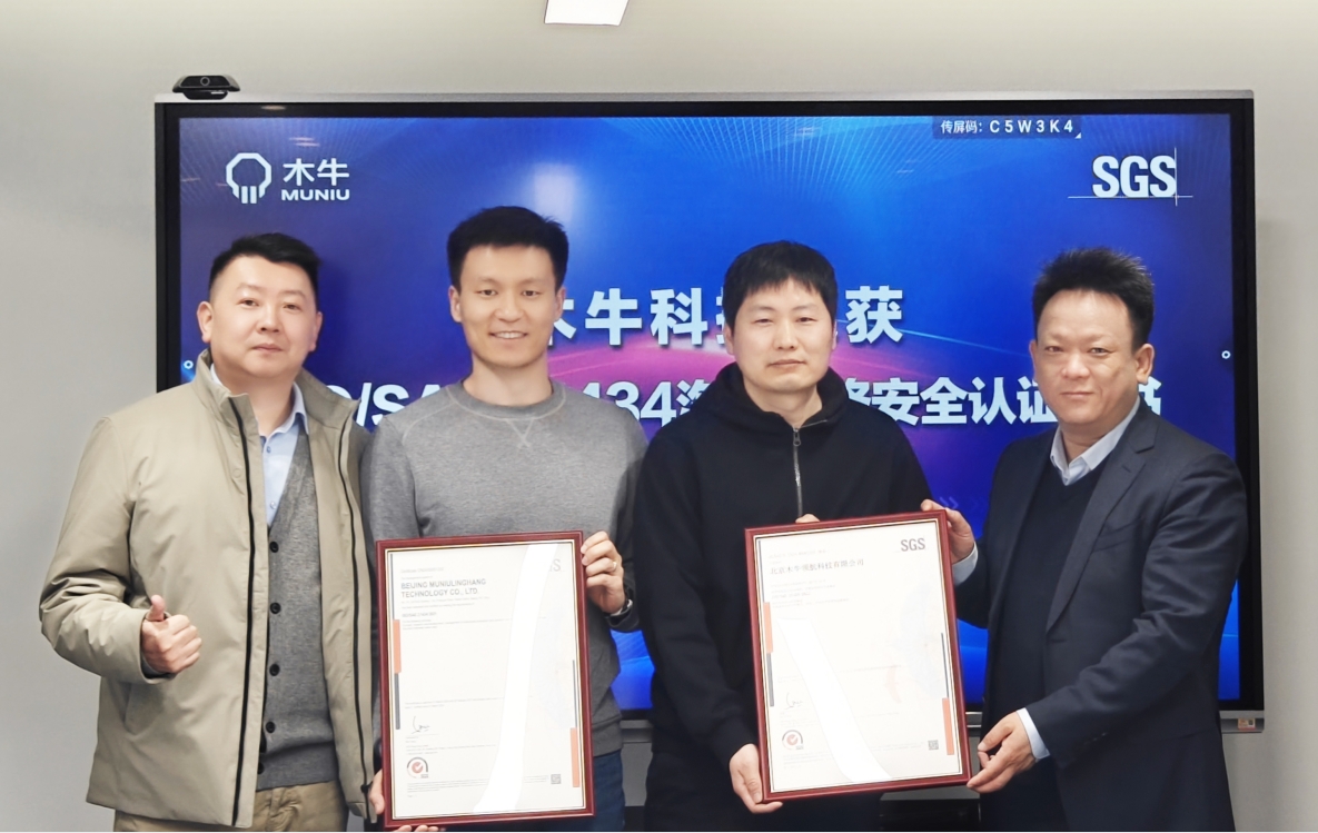 女警察脱了内裤掀起裙子被打屁股