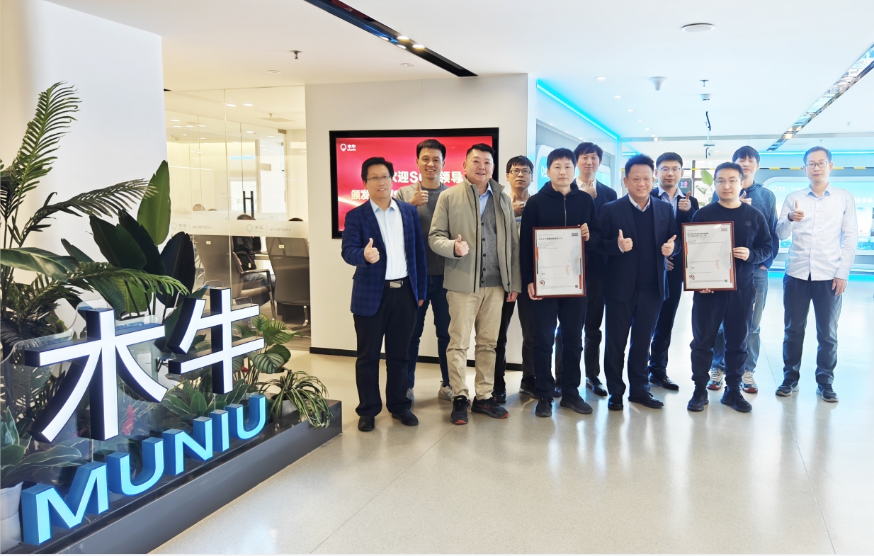 女警察脱了内裤掀起裙子被打屁股