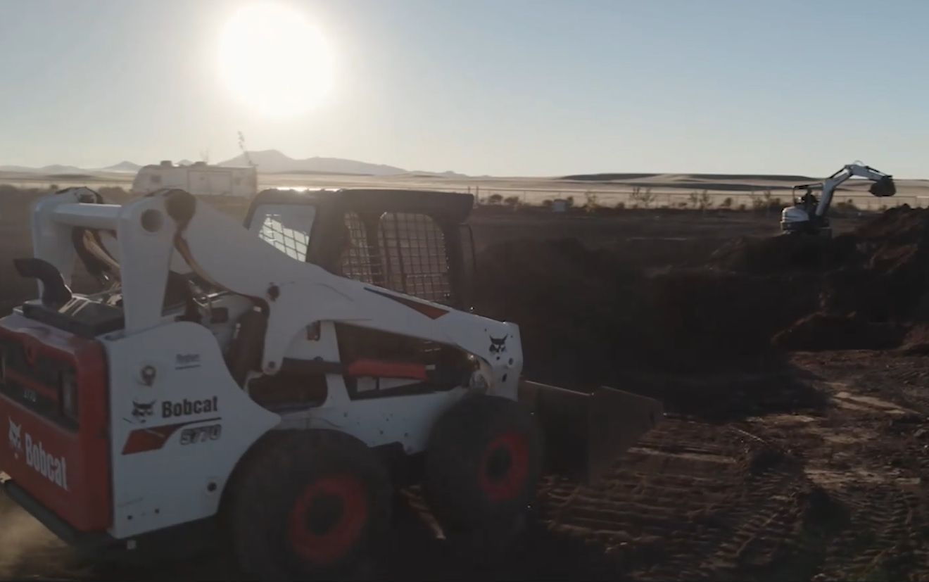 女警察脱了内裤掀起裙子被打屁股