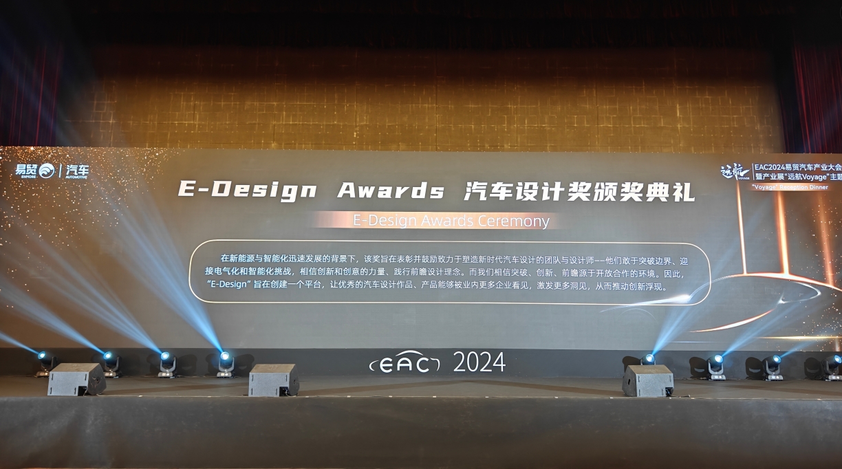 女警察脱了内裤掀起裙子被打屁股