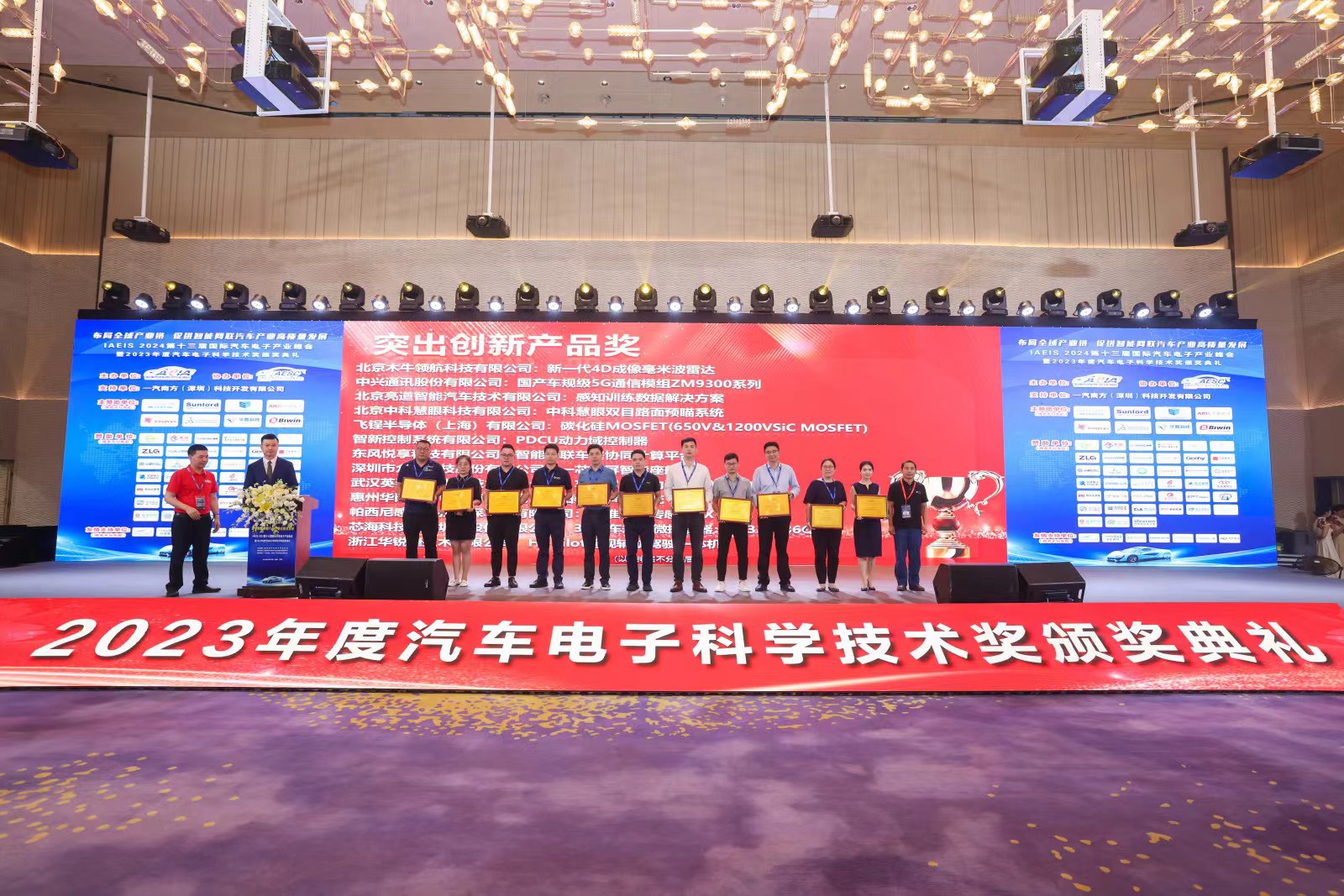 女警察脱了内裤掀起裙子被打屁股