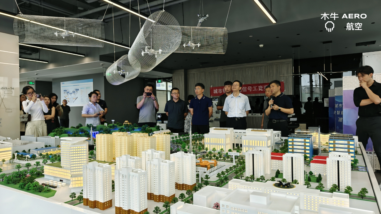 女警察脱了内裤掀起裙子被打屁股