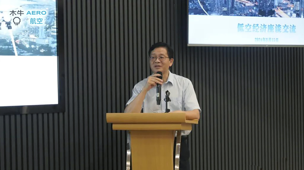 女警察脱了内裤掀起裙子被打屁股