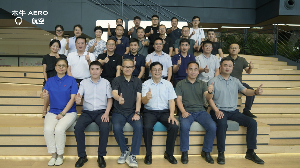 女警察脱了内裤掀起裙子被打屁股