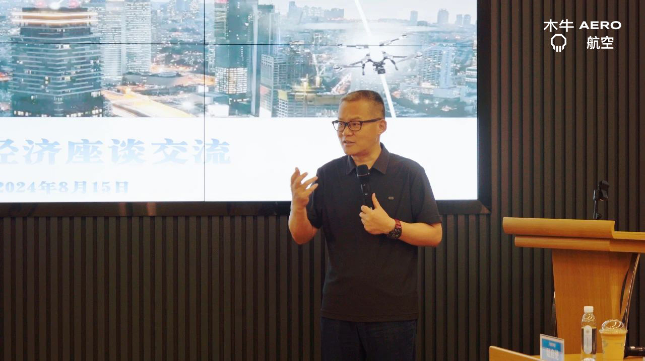 女警察脱了内裤掀起裙子被打屁股