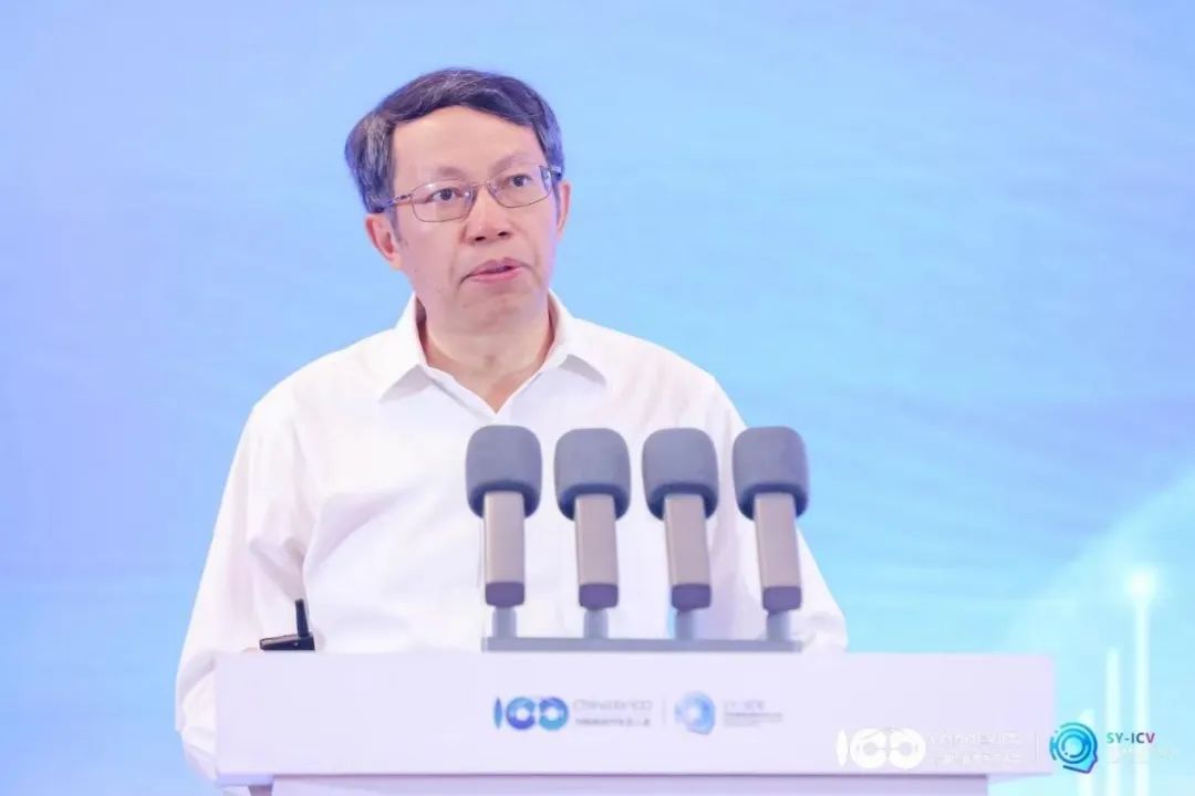 女警察脱了内裤掀起裙子被打屁股