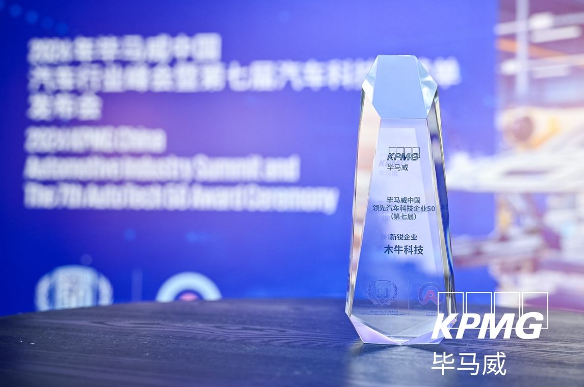 女警察脱了内裤掀起裙子被打屁股