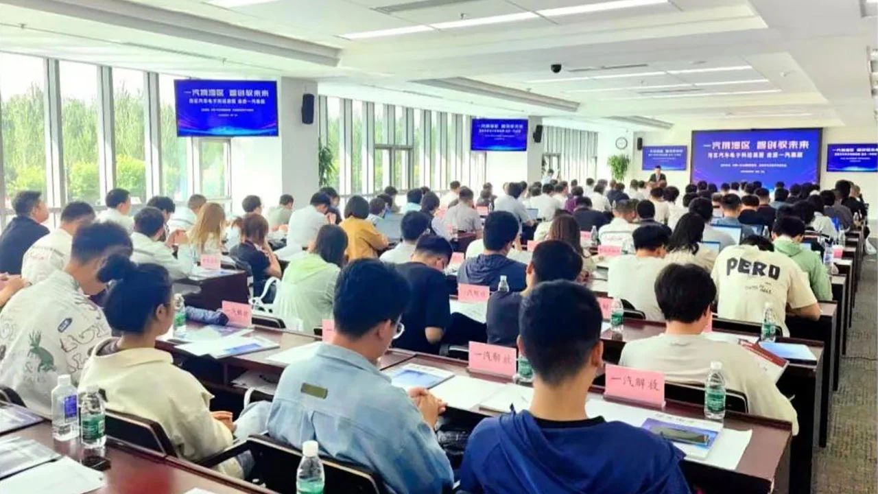 女警察脱了内裤掀起裙子被打屁股