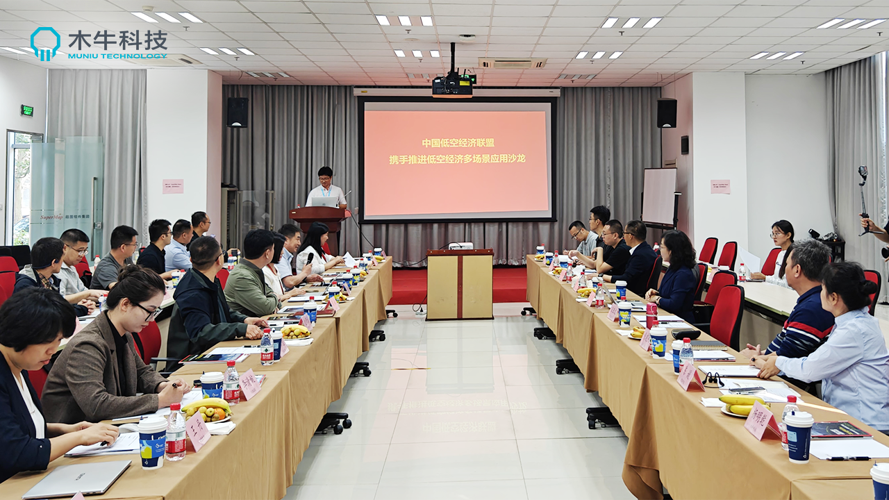 女警察脱了内裤掀起裙子被打屁股