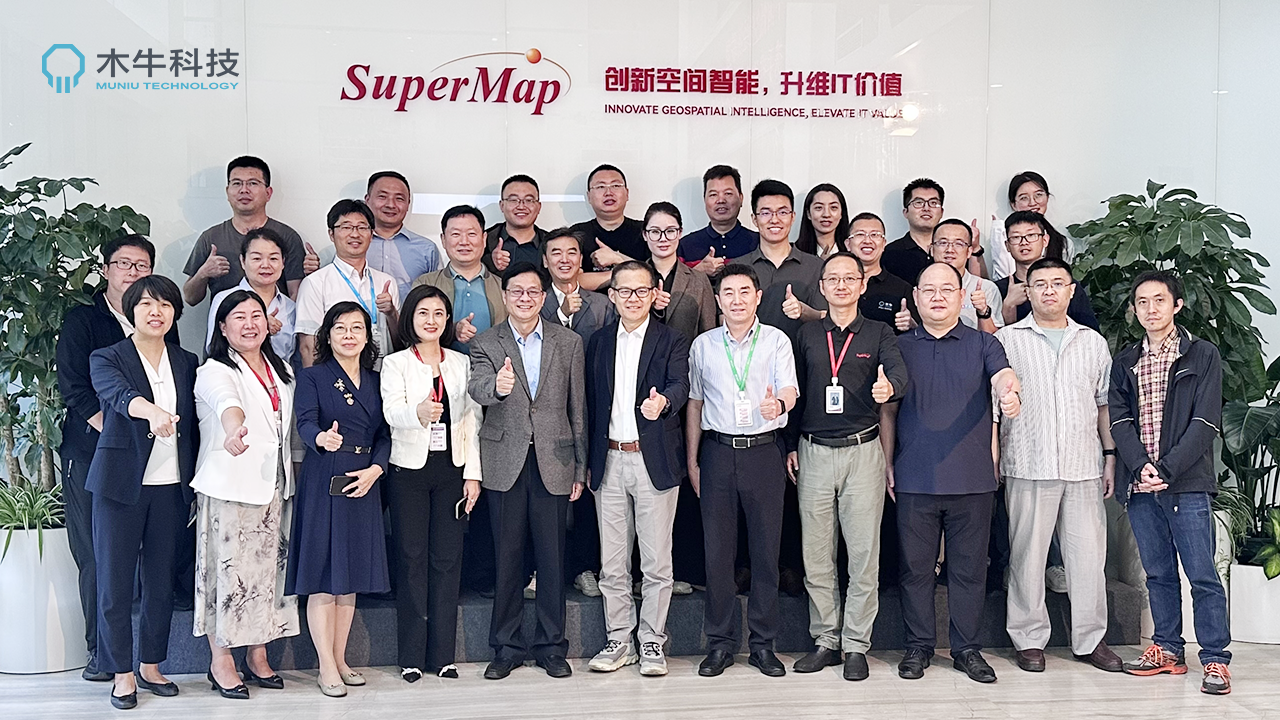 女警察脱了内裤掀起裙子被打屁股