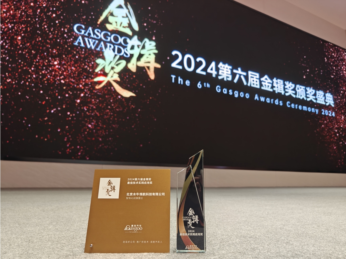 女警察脱了内裤掀起裙子被打屁股