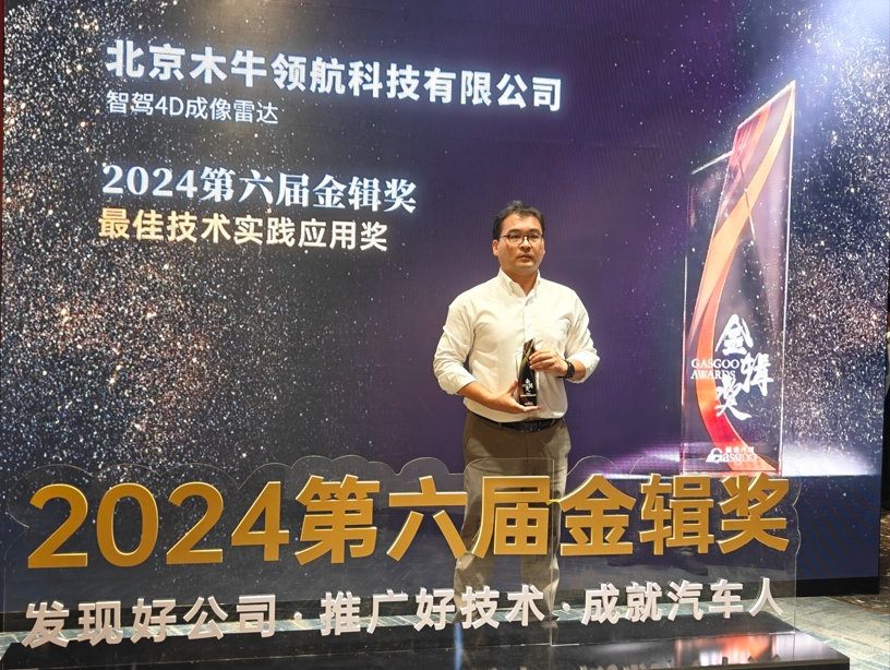 女警察脱了内裤掀起裙子被打屁股