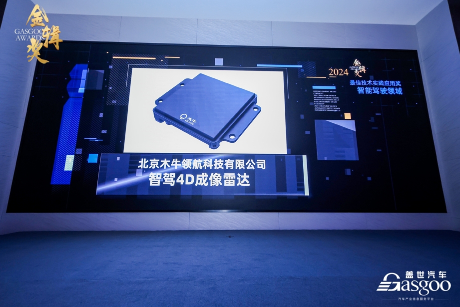 女警察脱了内裤掀起裙子被打屁股