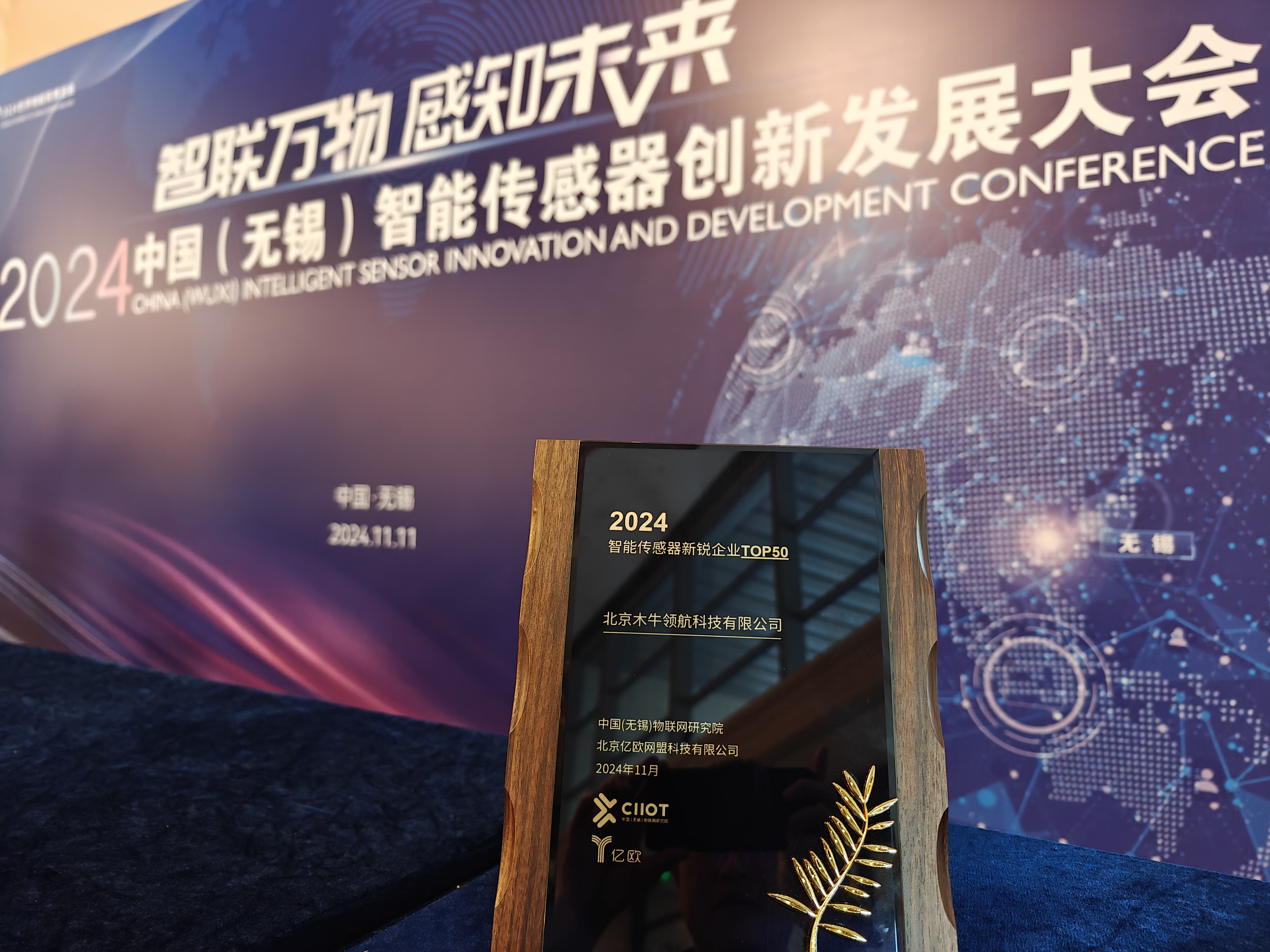 女警察脱了内裤掀起裙子被打屁股