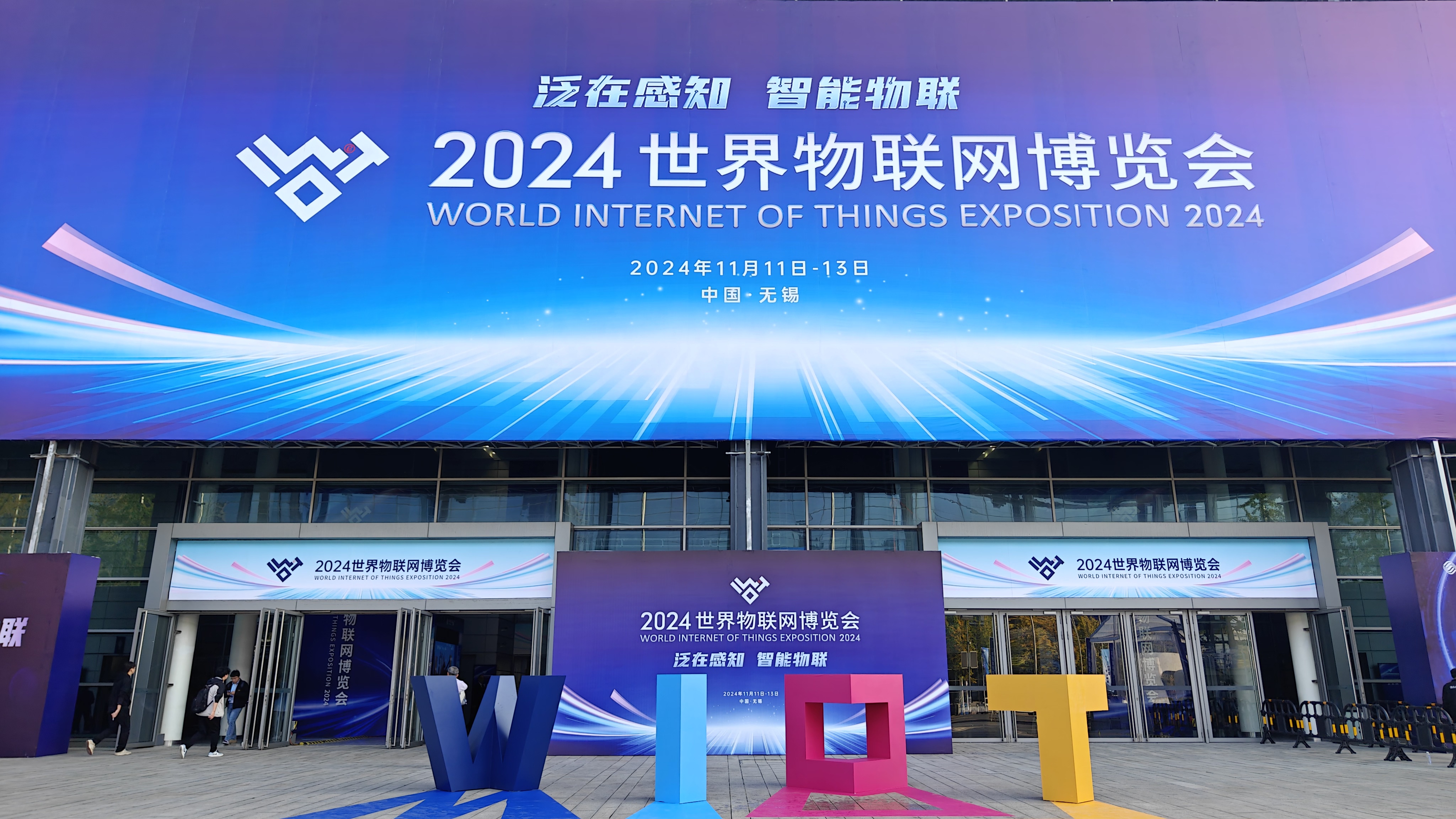 女警察脱了内裤掀起裙子被打屁股