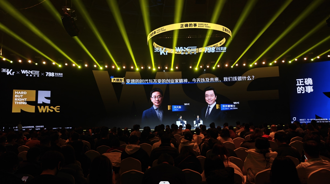 女警察脱了内裤掀起裙子被打屁股