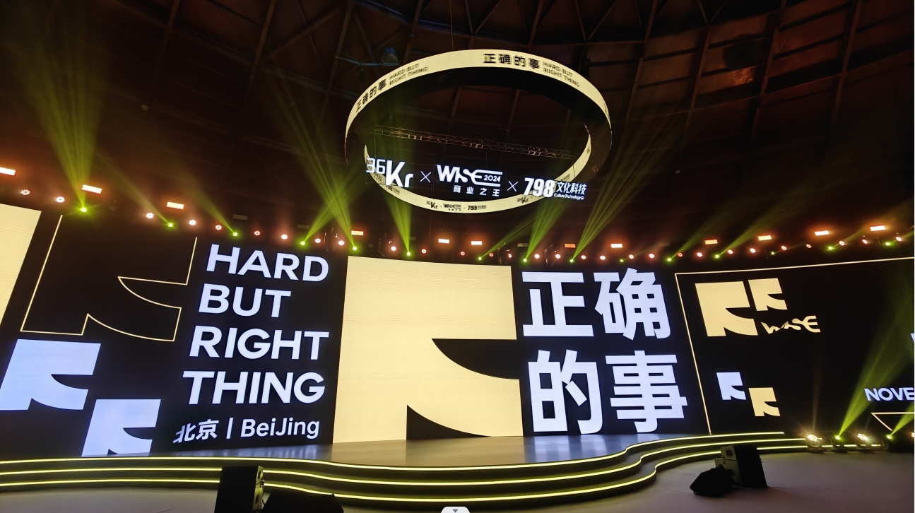 女警察脱了内裤掀起裙子被打屁股