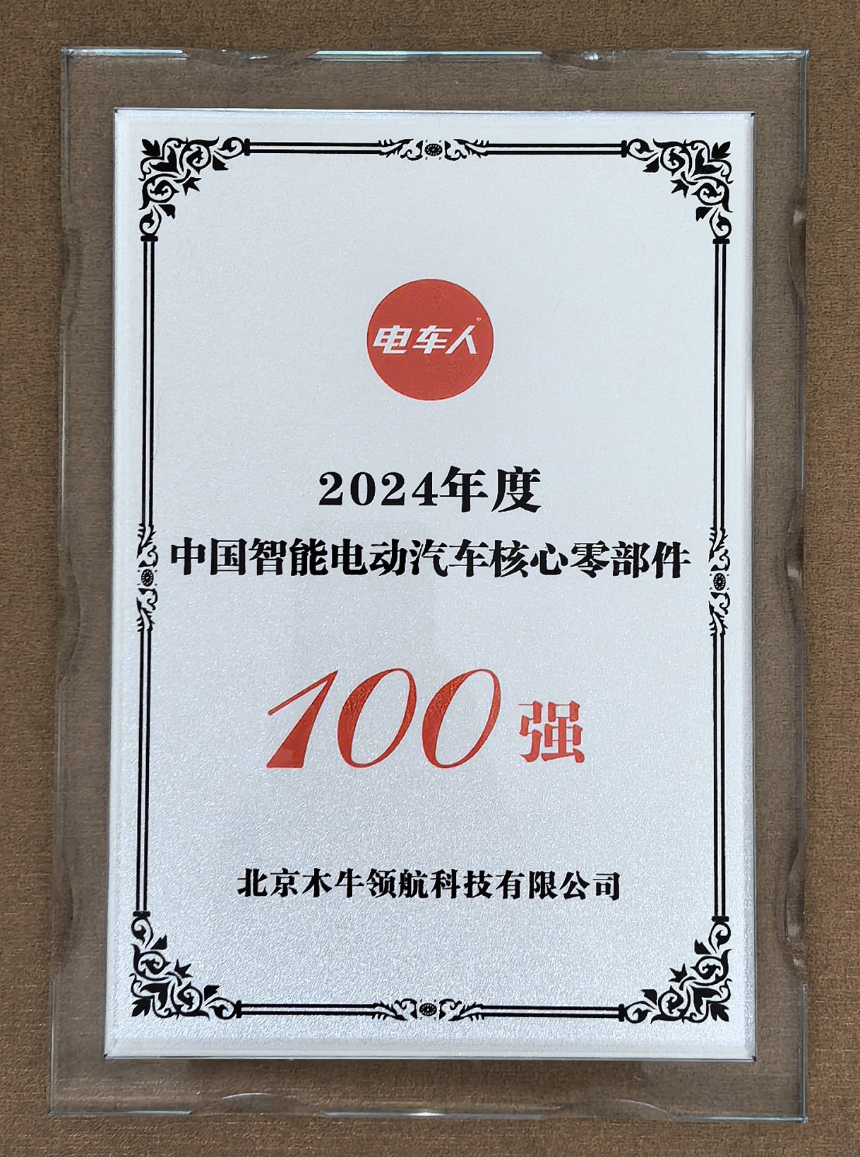 女警察脱了内裤掀起裙子被打屁股