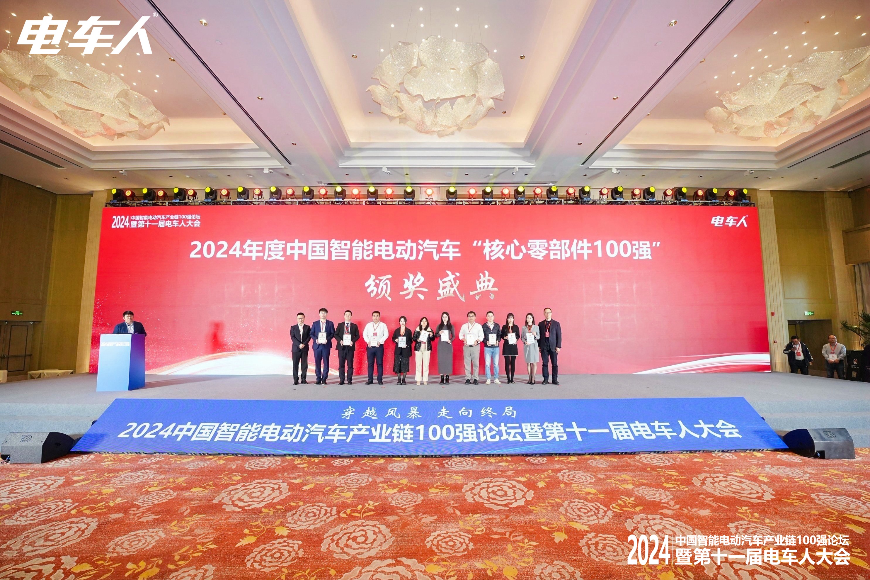 女警察脱了内裤掀起裙子被打屁股