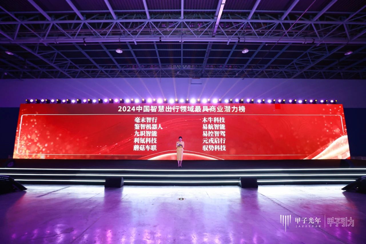 女警察脱了内裤掀起裙子被打屁股