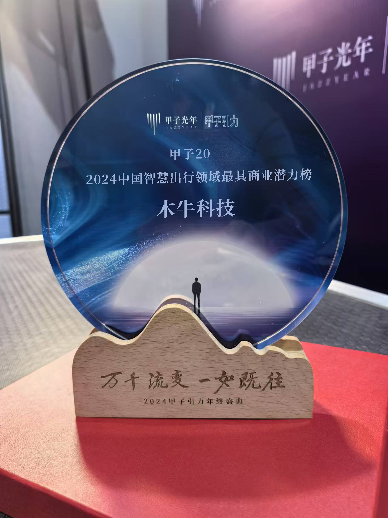 女警察脱了内裤掀起裙子被打屁股