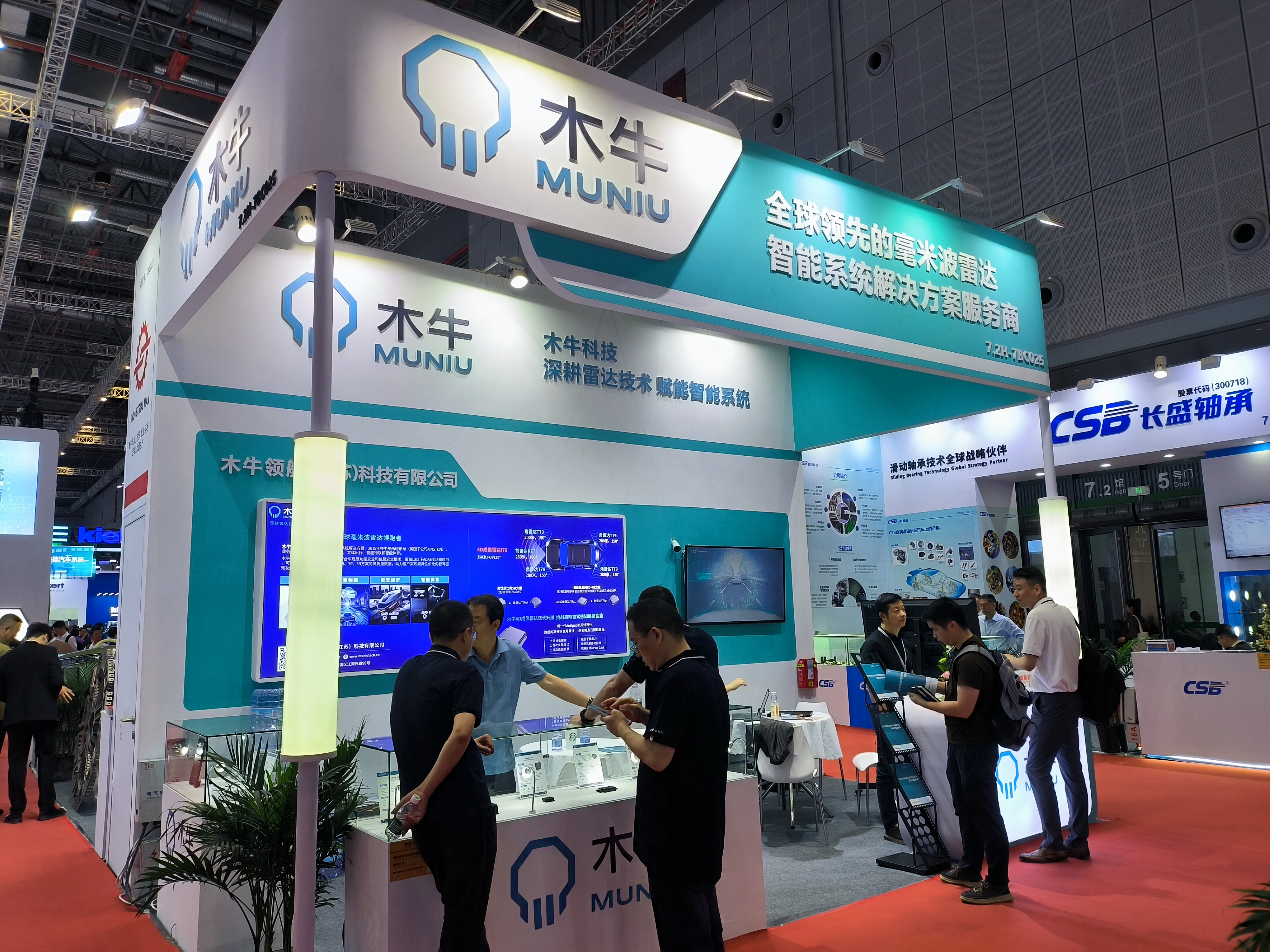 女警察脱了内裤掀起裙子被打屁股