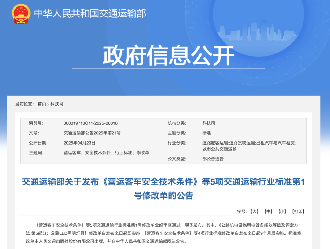 女警察脱了内裤掀起裙子被打屁股