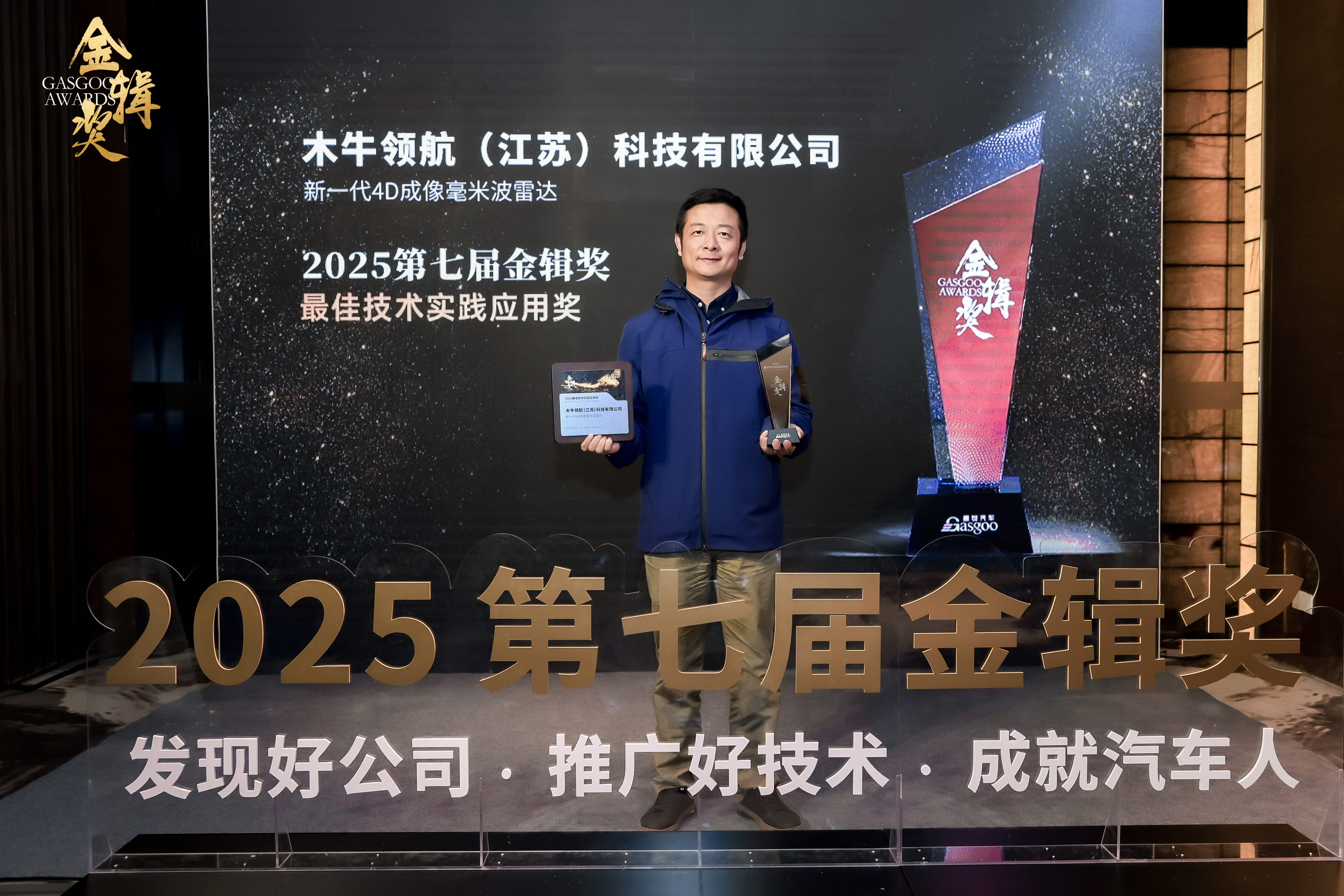 女警察脱了内裤掀起裙子被打屁股