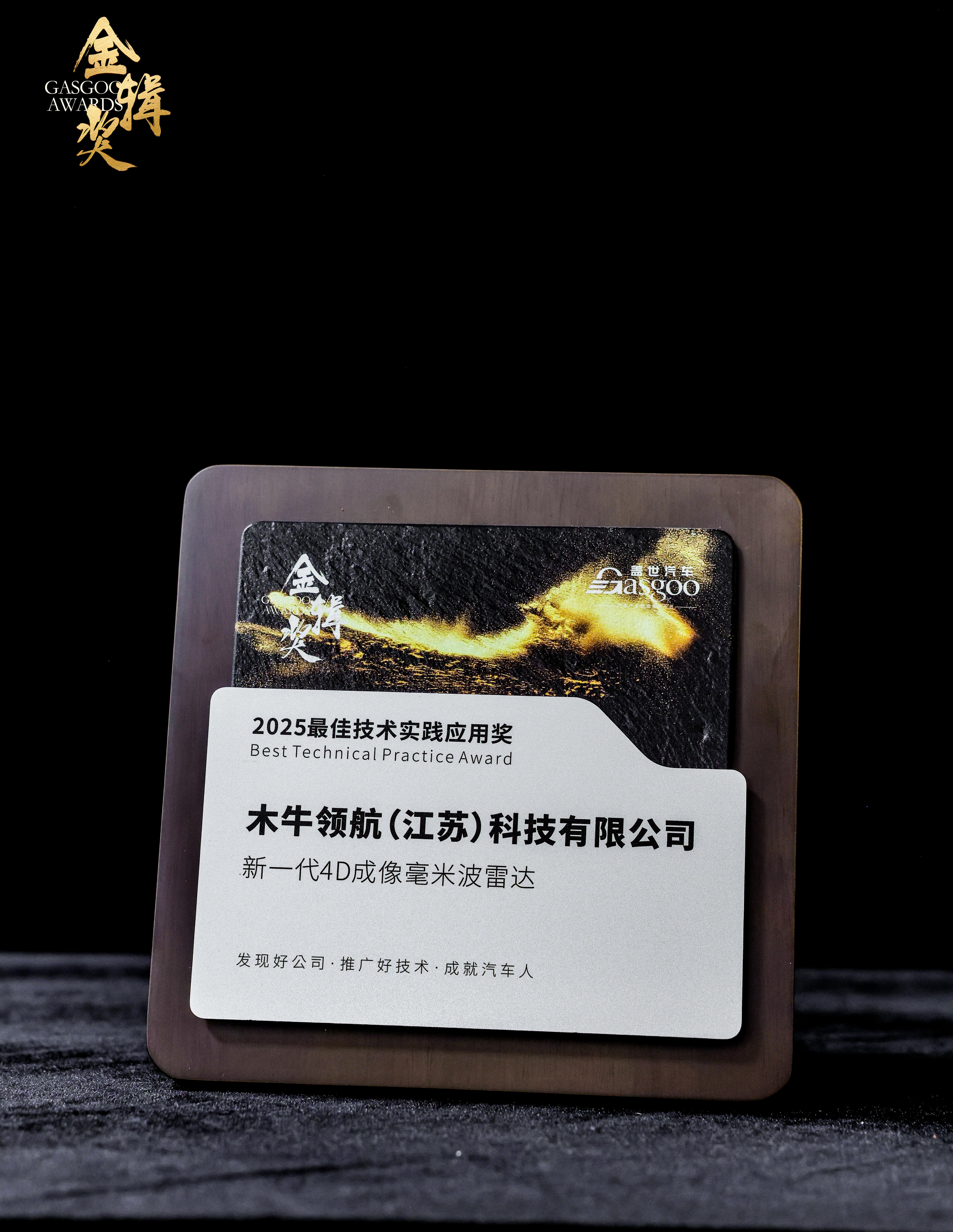 女警察脱了内裤掀起裙子被打屁股