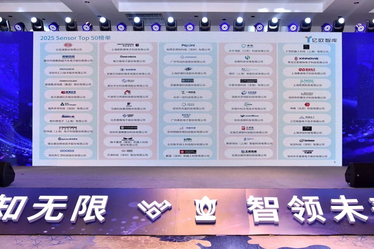 女警察脱了内裤掀起裙子被打屁股