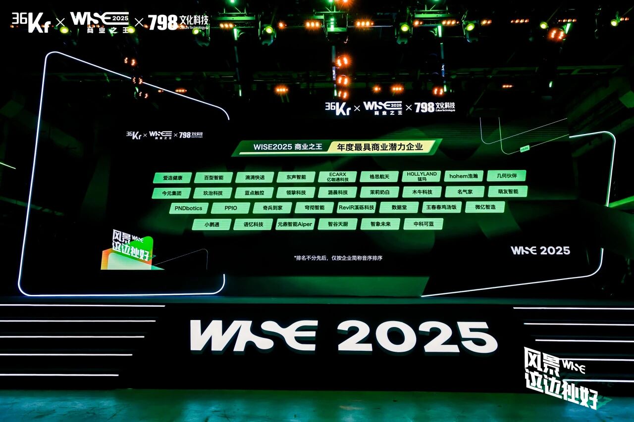 女警察脱了内裤掀起裙子被打屁股